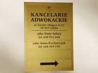 Zewnętrna tablica informacyjna kancelarii adwokackiej