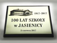 Grawerowana tablica na rocznicę powstania szkoły