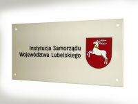 Tablica z herbem województwa